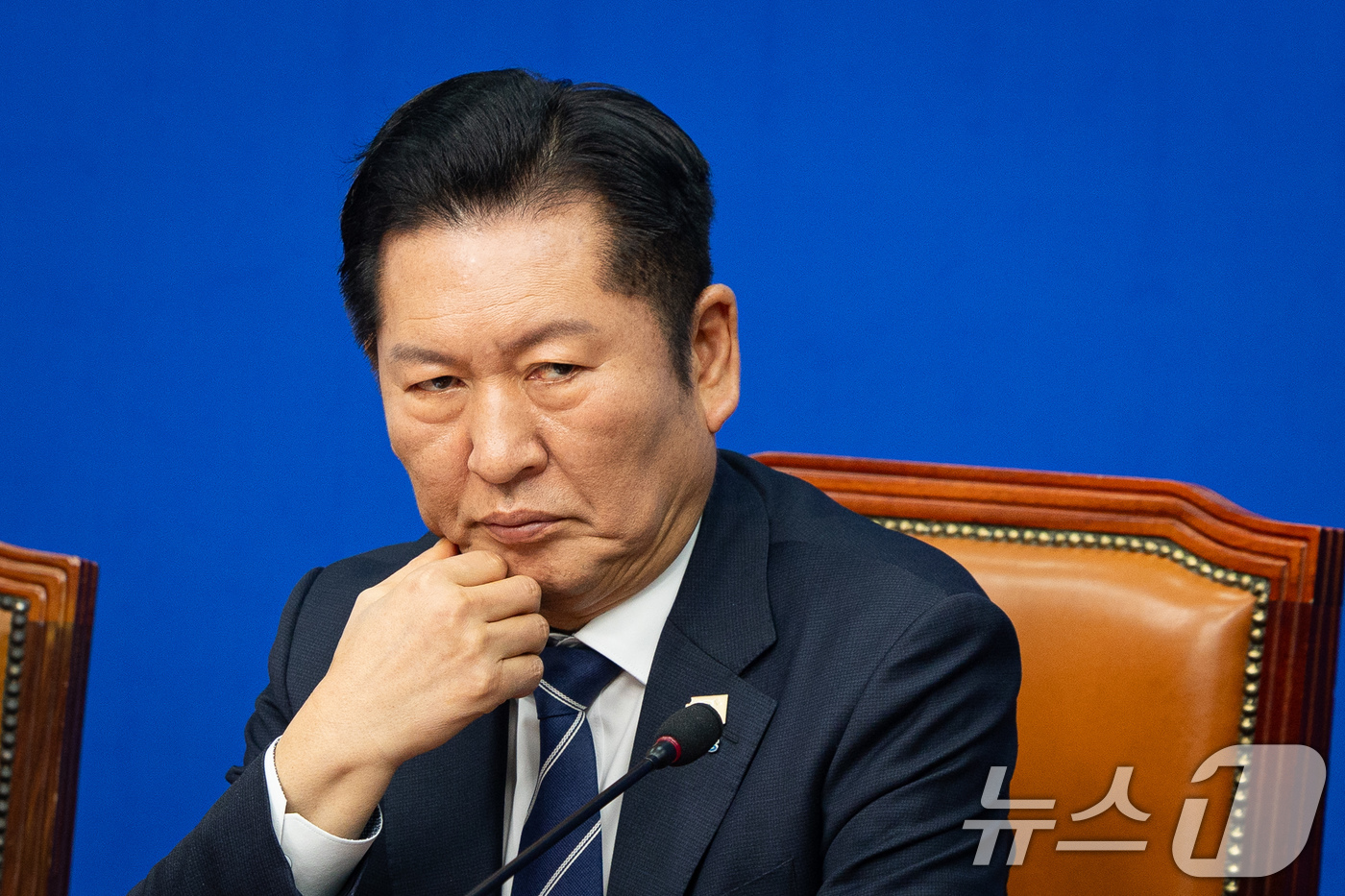 (서울=뉴스1) 유승관 기자 = 정청래 더불어민주당 대표가 9일 서울 여의도 국회에서 열린 최고위원회의에서 생각에 잠겨 있다. 2026.3.9/뉴스1