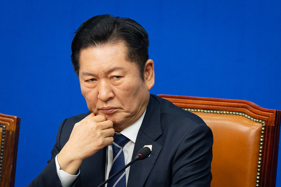 생각에 잠긴 정청래 대표