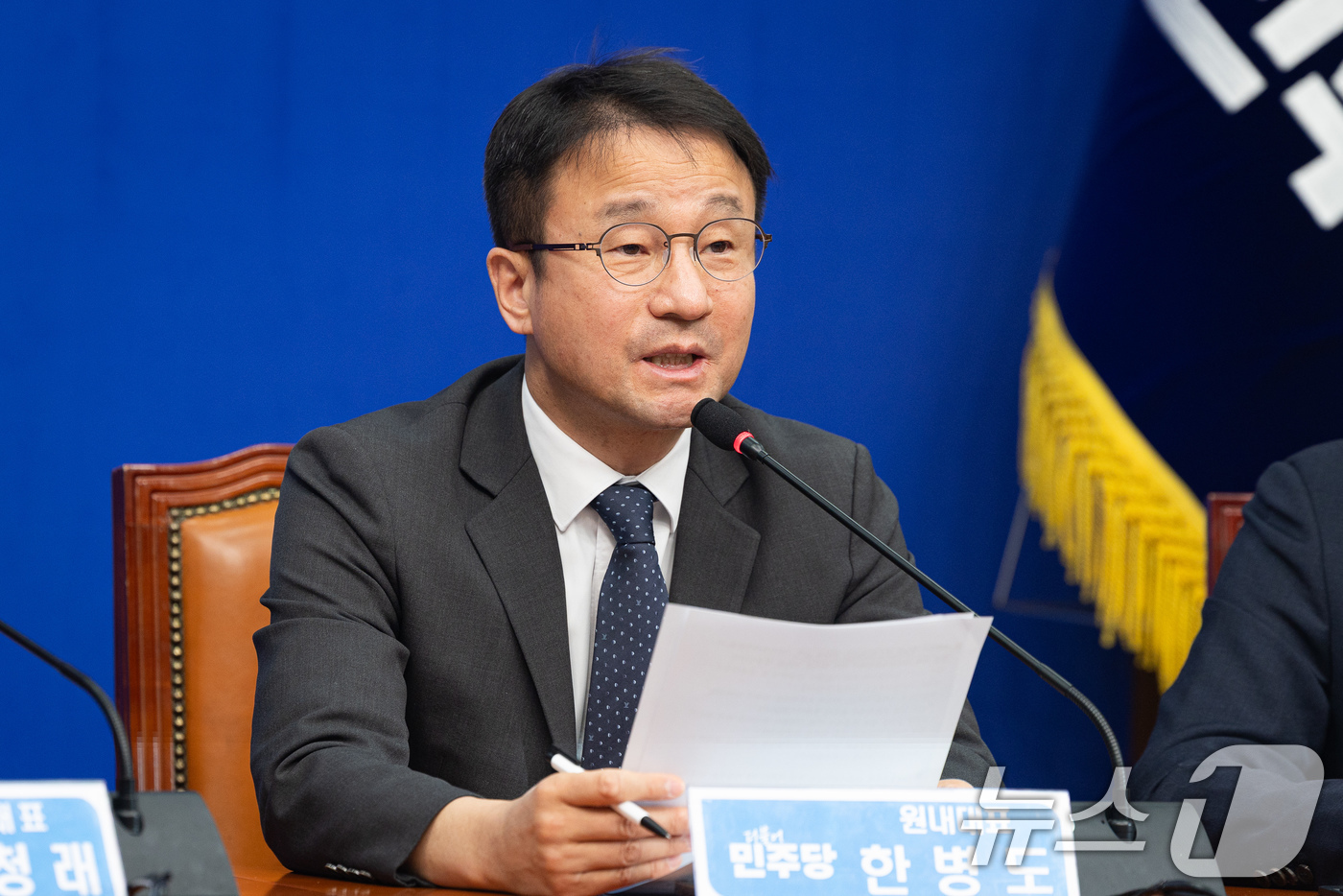 (서울=뉴스1) 유승관 기자 = 한병도 더불어민주당 원내대표가 9일 서울 여의도 국회에서 열린 최고위원회의에서 모두 발언을 하고 있다. 2026.3.9/뉴스1