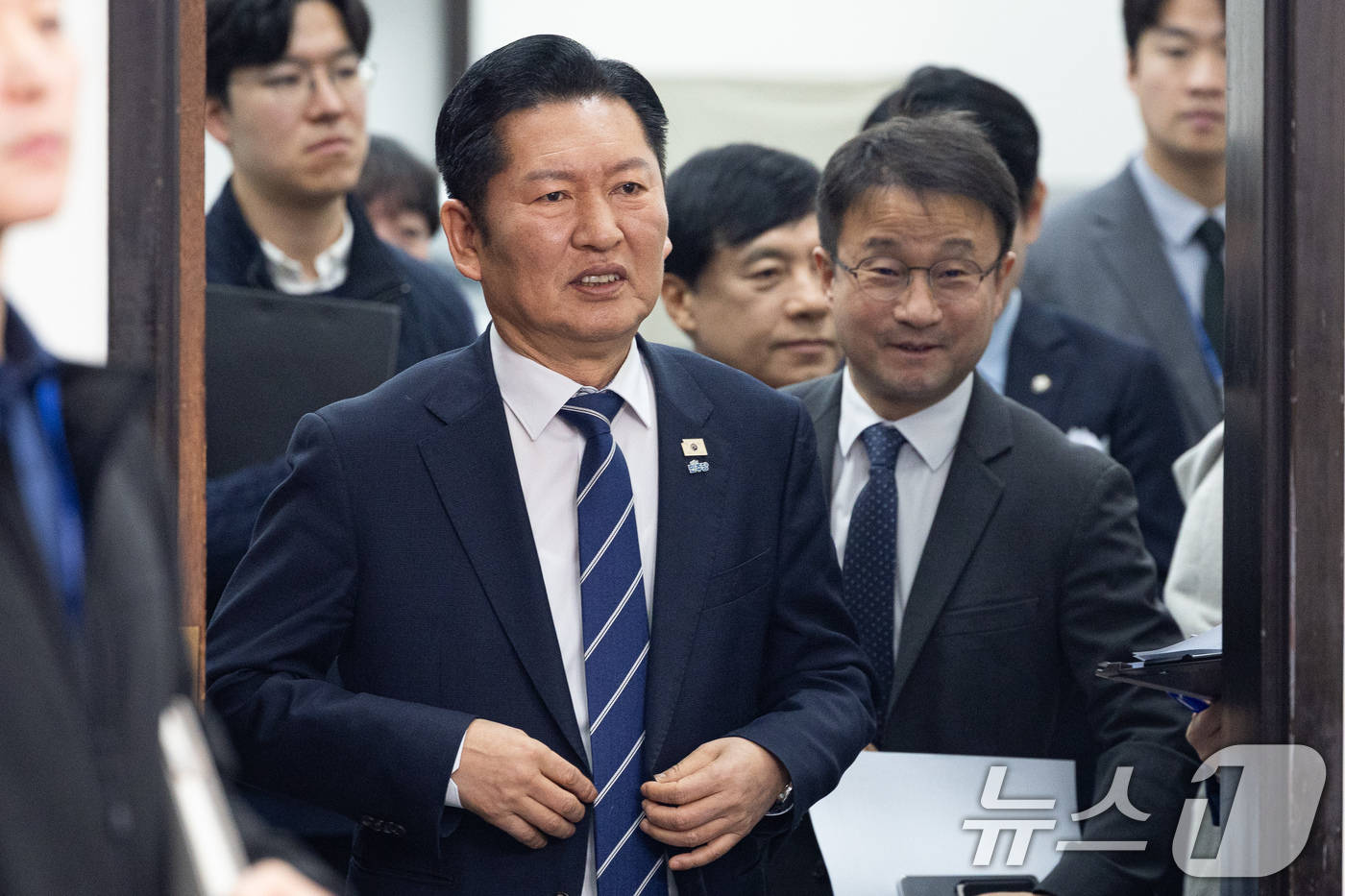 (서울=뉴스1) 유승관 기자 = 정청래 더불어민주당 대표와 한병도 원내대표를 비롯한 지도부가 9일 서울 여의도 국회에서 열린 최고위원회의에 참석하고 있다. 2026.3.9/뉴스1