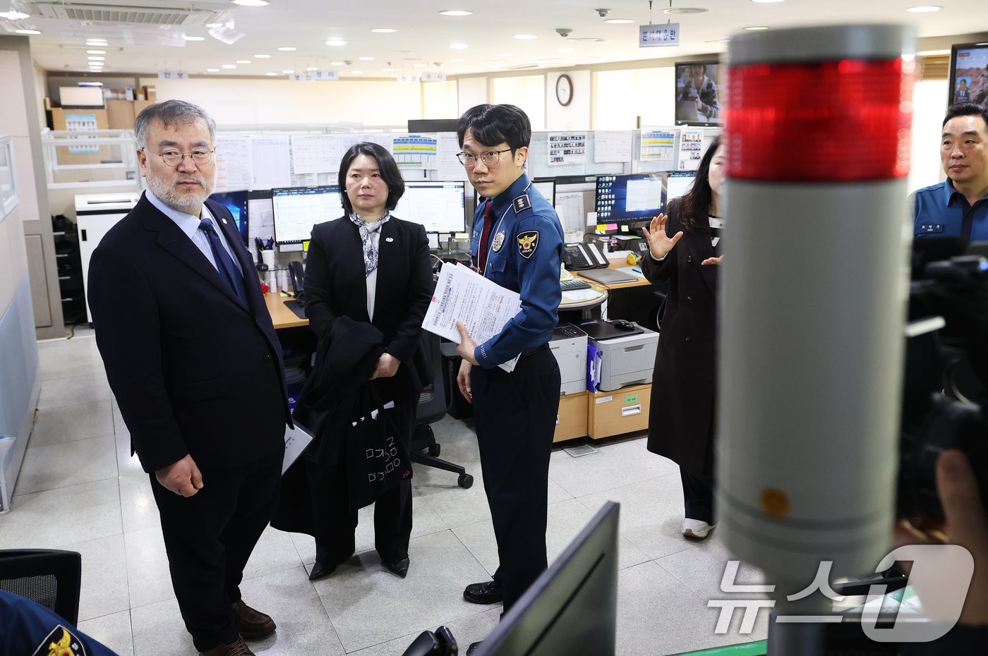 (서울=뉴스1) 오대일 기자 = 10·29 이태원참사 특별조사위원회 송기춘 위원장과 특조위원들이 9일 오전 서울 종로구 서울경찰청 112치안종합상황실을 방문해 현장 검증을 하고 있 …