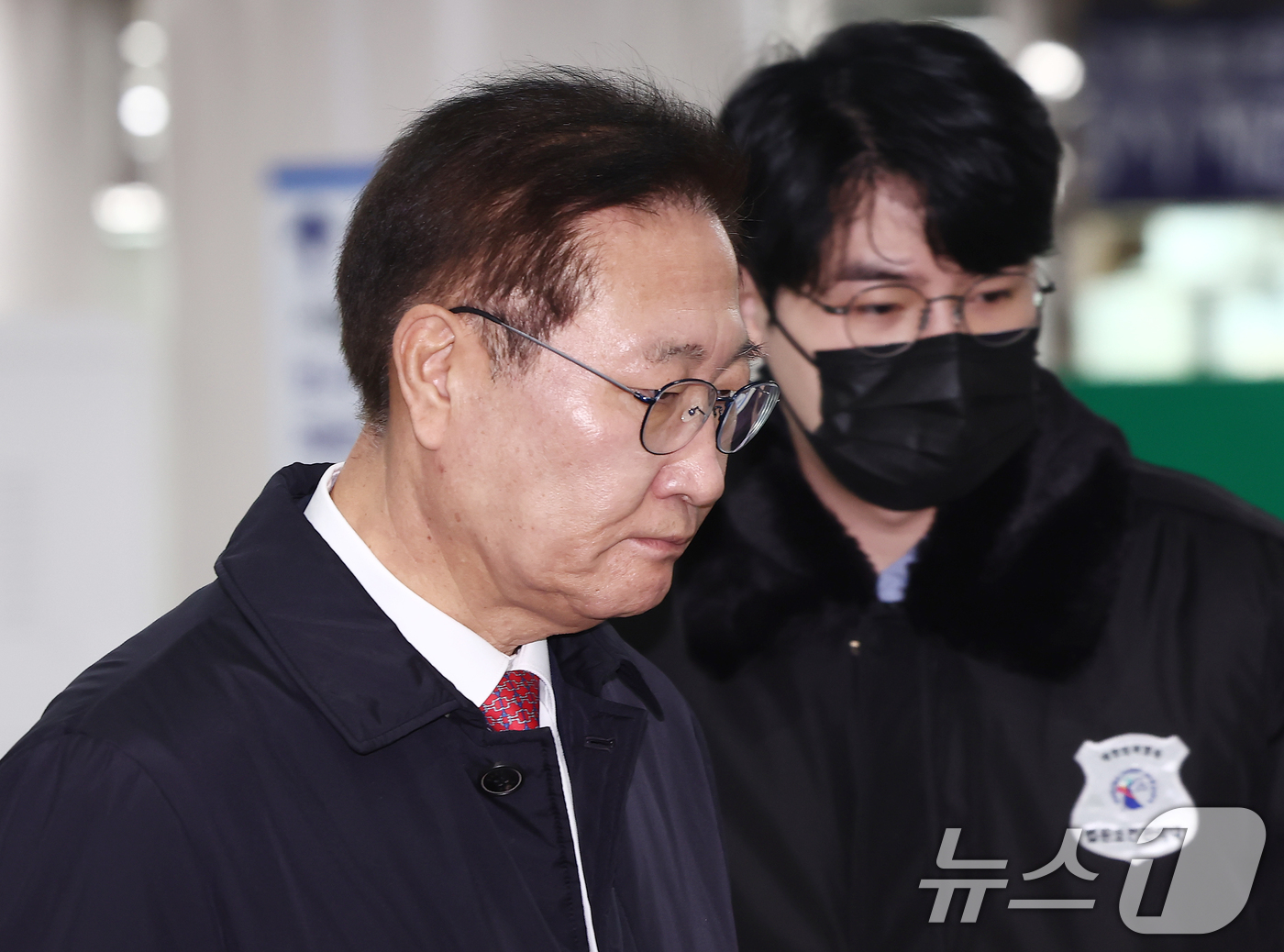 (서울=뉴스1) 김민지 기자 = 박성재 전 법무부 장관이 9일 오전 서울 서초구 서울중앙지방법원에서 열린 내란가담 및 김건희 수사무마 1심 속행 공판에 출석하고 있다. 2026.3 …