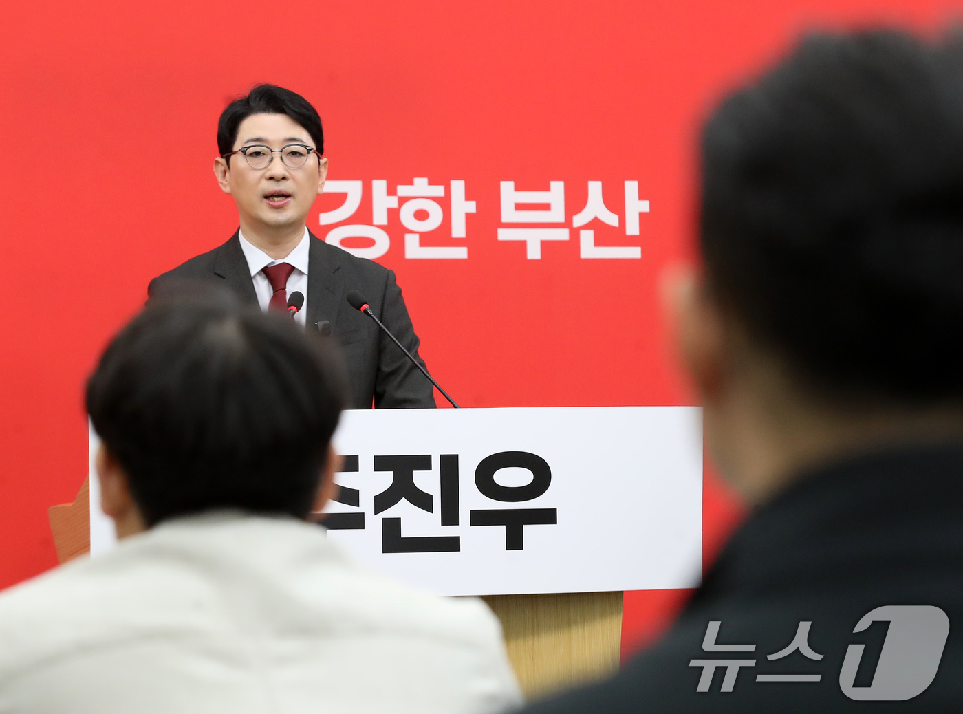 (부산=뉴스1) 윤일지 기자 = 주진우 국민의힘 의원이 9일 오전 부산 연제구 부산시의회 브리핑룸에서 6·3 지방선거 부산시장 출마를 선언하며 취재진 질문에 답하고 있다. 2026 …