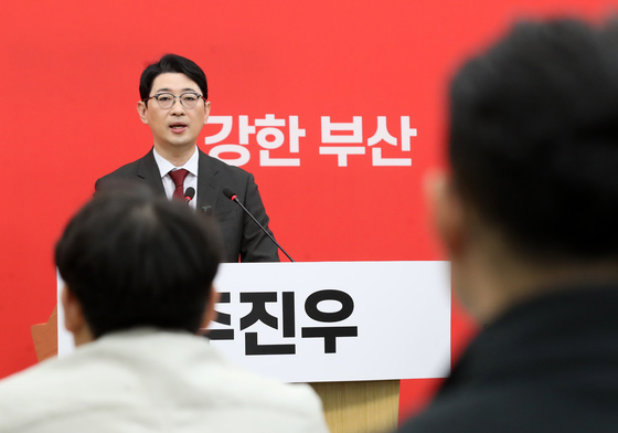 취재진 질문에 답하는 주진우 의원