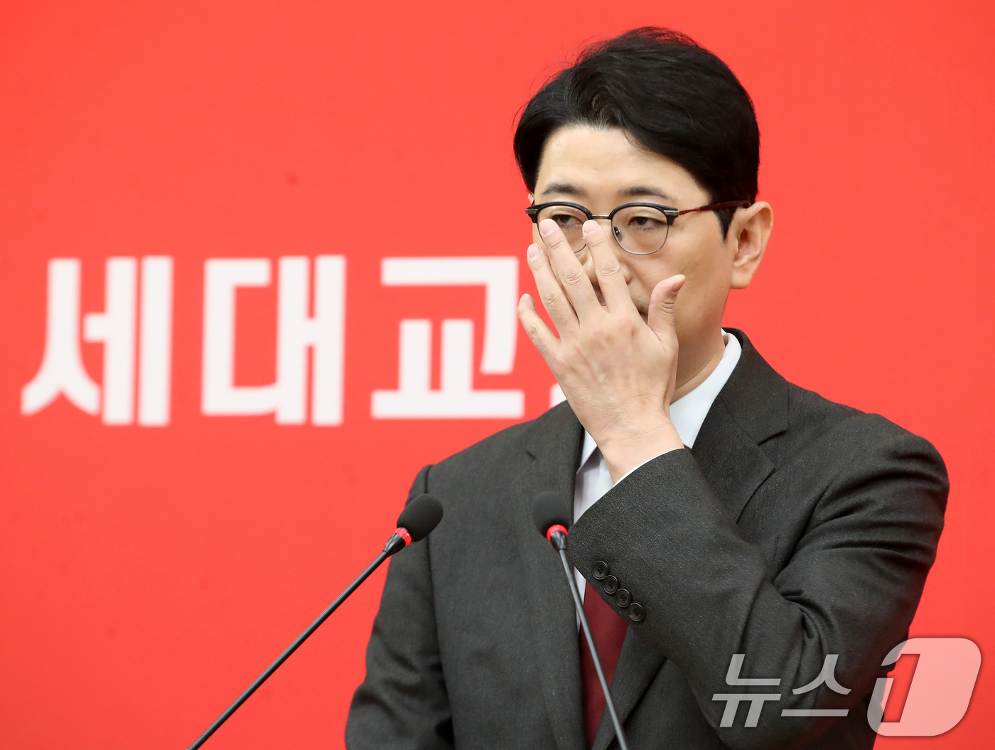 (부산=뉴스1) 윤일지 기자 = 주진우 국민의힘 의원이 9일 오전 부산 연제구 부산시의회 브리핑룸에서 6·3 지방선거 부산시장 출마를 선언하며 안경을 고쳐쓰고 있다. 2026.3. …