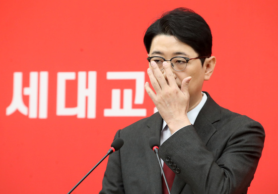 안경 고쳐쓰는 주진우