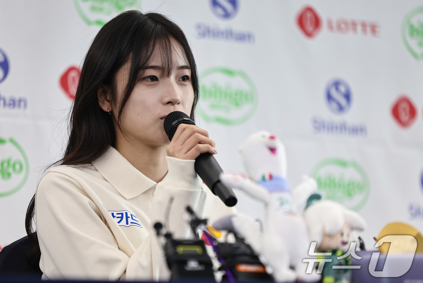 (서울=뉴스1) 김도우 기자 = 2026 밀라노·코르티나담페초 동계올림픽 스노보드 금메달리스트 최가온이 9일 서울 송파구 올림픽파크텔에서 열린 미디어데이에서 취재진 질문에 답하고 …