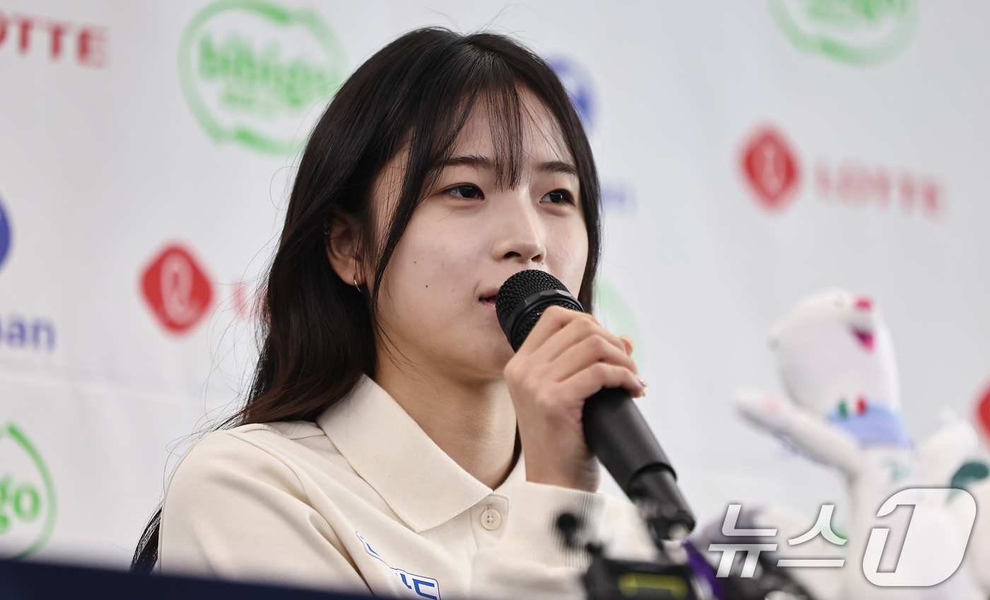 (서울=뉴스1) 김도우 기자 = 2026 밀라노·코르티나담페초 동계올림픽 스노보드 금메달리스트 최가온이 9일 서울 송파구 올림픽파크텔에서 열린 미디어데이에서 취재진 질문에 답하고 …