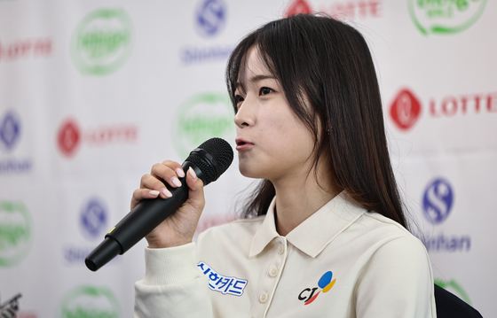 스노보드 금메달 최가온, 취재진 질문에 답변