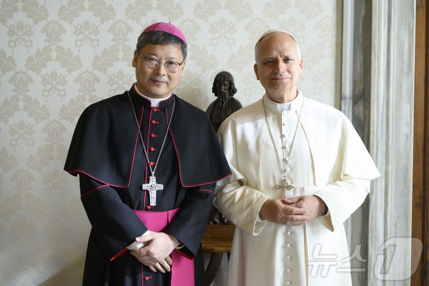 (서울=뉴스1) = 정순택 천주교 서울대교구장 대주교가 5일(현지시간) 교황청 사도궁에서 레오 14세 교황을 알현하고, 기념촬영을 하고 있다. (바티칸 미디어 제공. 재판매 및 D …