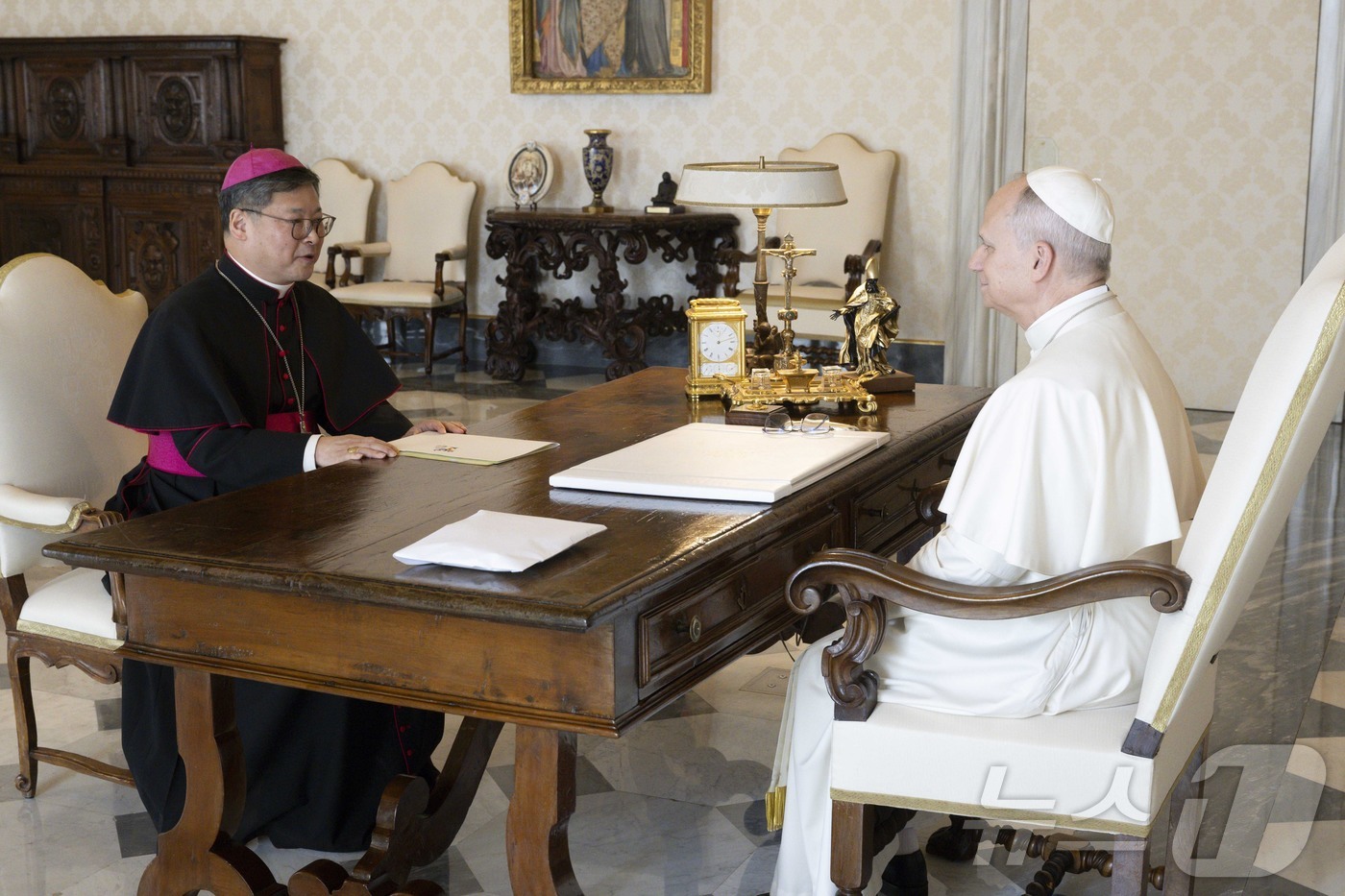 (서울=뉴스1) = 정순택 천주교 서울대교구장 대주교가 5일(현지시간) 교황청 사도궁에서 레오 14세 교황을 알현하고 있다. (바티칸 미디어 제공. 재판매 및 DB 금지) 2026 …