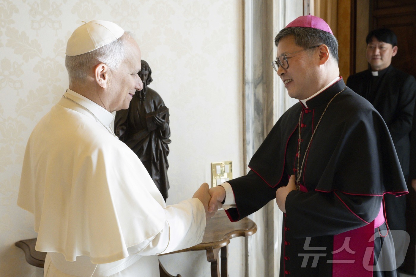 (서울=뉴스1) = 정순택 천주교 서울대교구장 대주교가 5일(현지시간) 교황청 사도궁에서 레오 14세 교황을 알현하고 있다. (바티칸 미디어 제공. 재판매 및 DB 금지)  202 …