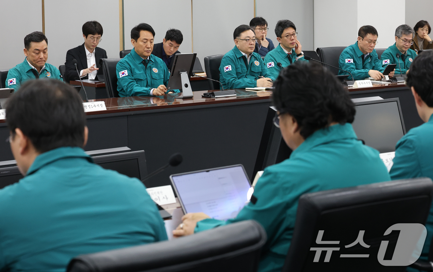 (서울=뉴스1) 오대일 기자 = 오세훈 서울시장이 9일 서울시청 기획상황실에서 방탄소년단(BTS) 컴백 행사 안전관리 합동 점검회의를 주재하고 있다. BTS는 오는 21일 광화문광 …