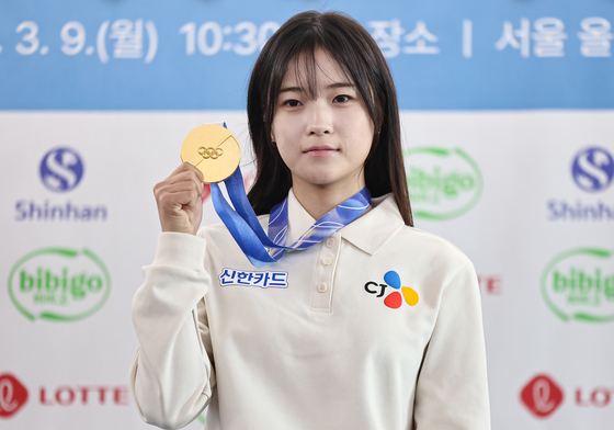 스노보드 최가온, 빛나는 금메달 들고