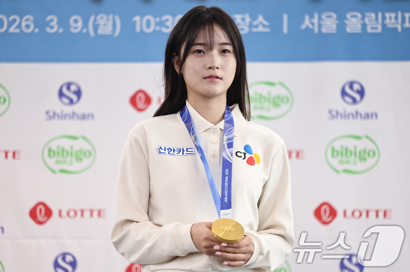 (서울=뉴스1) 김도우 기자 = 2026 밀라노·코르티나담페초 동계올림픽 스노보드 금메달리스트 최가온이 9일 서울 송파구 올림픽파크텔에서 열린 미디어데이에서 금메달을 들고 포즈를 …