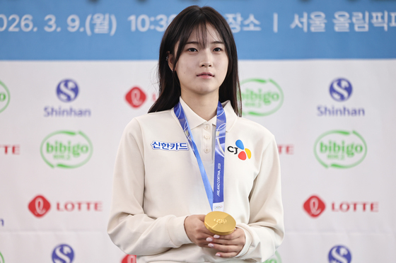 스노보드 최가온, 빛나는 금메달 들고