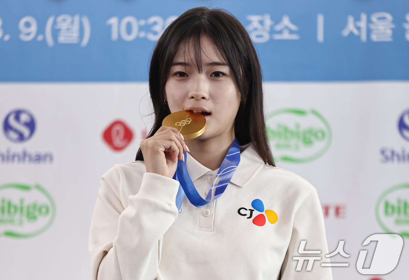 (서울=뉴스1) 김도우 기자 = 2026 밀라노·코르티나담페초 동계올림픽 스노보드 금메달리스트 최가온이 9일 서울 송파구 올림픽파크텔에서 열린 미디어데이에서 금메달을 들고 포즈를 …