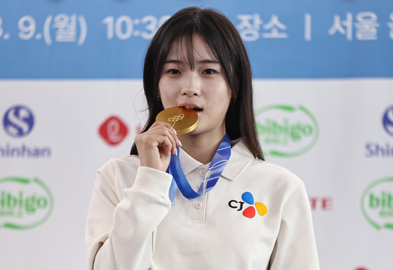 스노보드 최가온, 영광의 금메달 들고