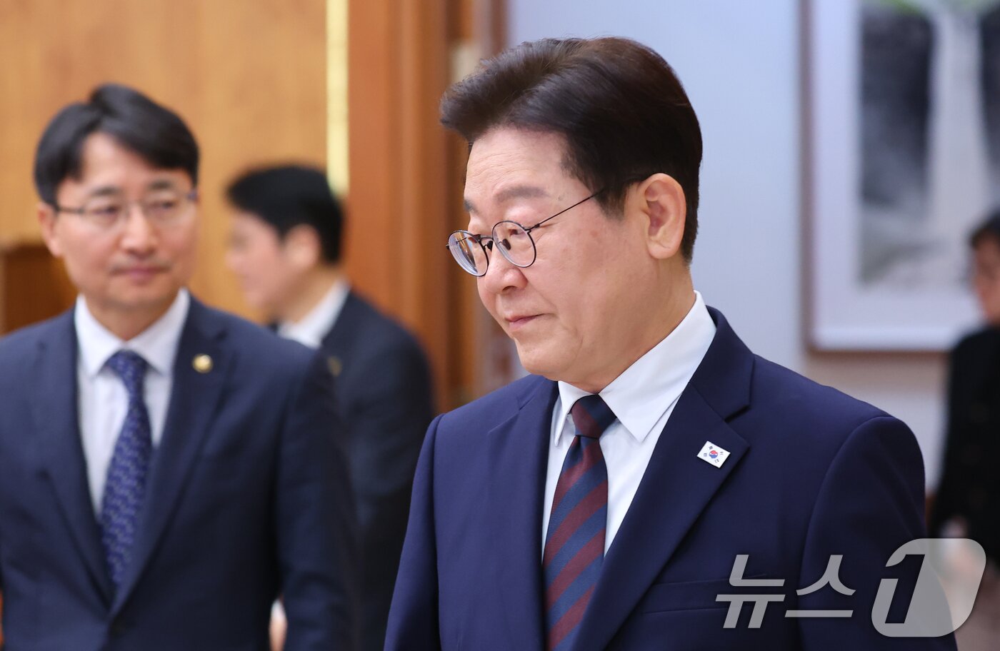 본문 이미지 - 이재명 대통령이 9일 청와대에서 열린 중동상황 관련 비상경제점검회의에 입장하고 있다. (청와대통신사진기자단) 2026.3.9 ⓒ 뉴스1 이재명 기자