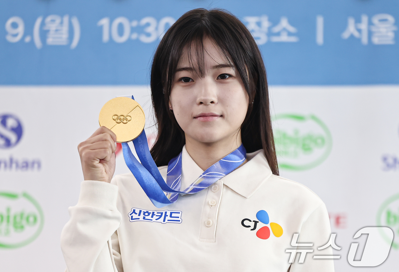 (서울=뉴스1) 김도우 기자 = 2026 밀라노·코르티나담페초 동계올림픽 스노보드 금메달리스트 최가온이 9일 서울 송파구 올림픽파크텔에서 열린 미디어데이에서 금메달을 들고 포즈를 …