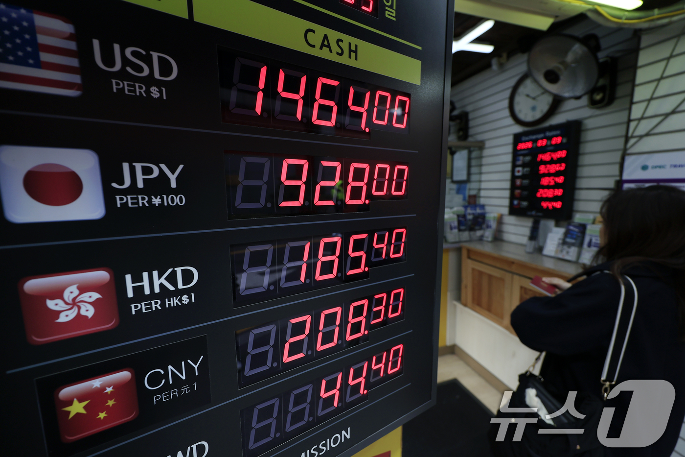 (서울=뉴스1) 박정호 기자 = 중동 상황에 국제유가가 배럴당 100달러를 넘어서는 등 글로벌 금융시장 불안이 커지면서 달러가 강세를 보인  9일 서울 중구 명동의 환전소에서 관광 …