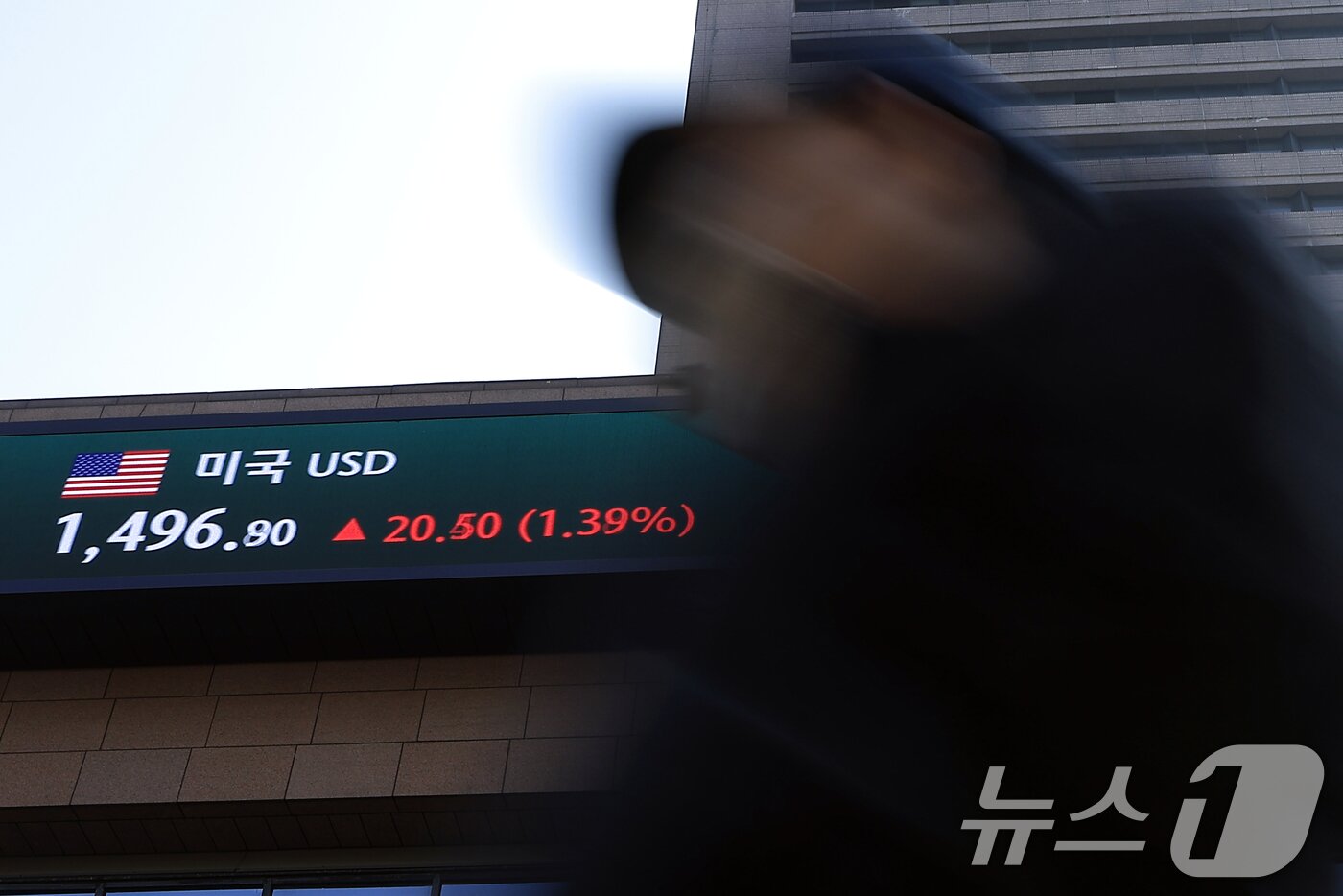 본문 이미지 - 중동 상황에 국제유가가 배럴당 100달러를 넘어서는 등 글로벌 금융시장 불안이 커지면서 달러가 강세를 보인 9일 서울 중구 명동의 은행 외벽에 환율이 표시되어 있다. . 2026.3.9 ⓒ 뉴스1 박정호 기자