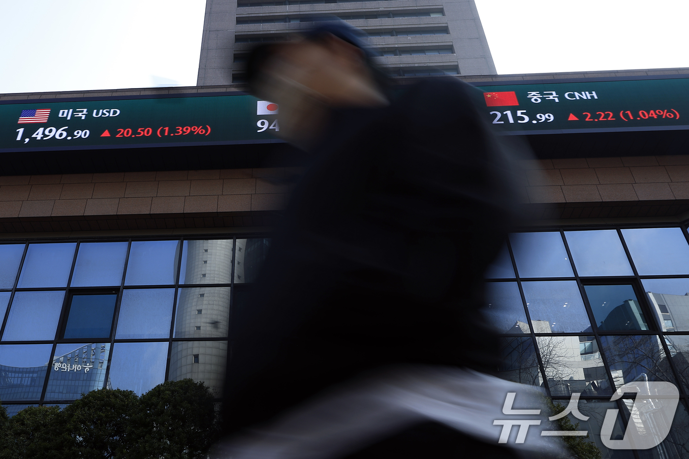 (서울=뉴스1) 박정호 기자 = 중동 상황에 국제유가가 배럴당 100달러를 넘어서는 등 글로벌 금융시장 불안이 커지면서 달러가 강세를 보인  9일 서울 중구 명동의 은행 외벽에 환 …