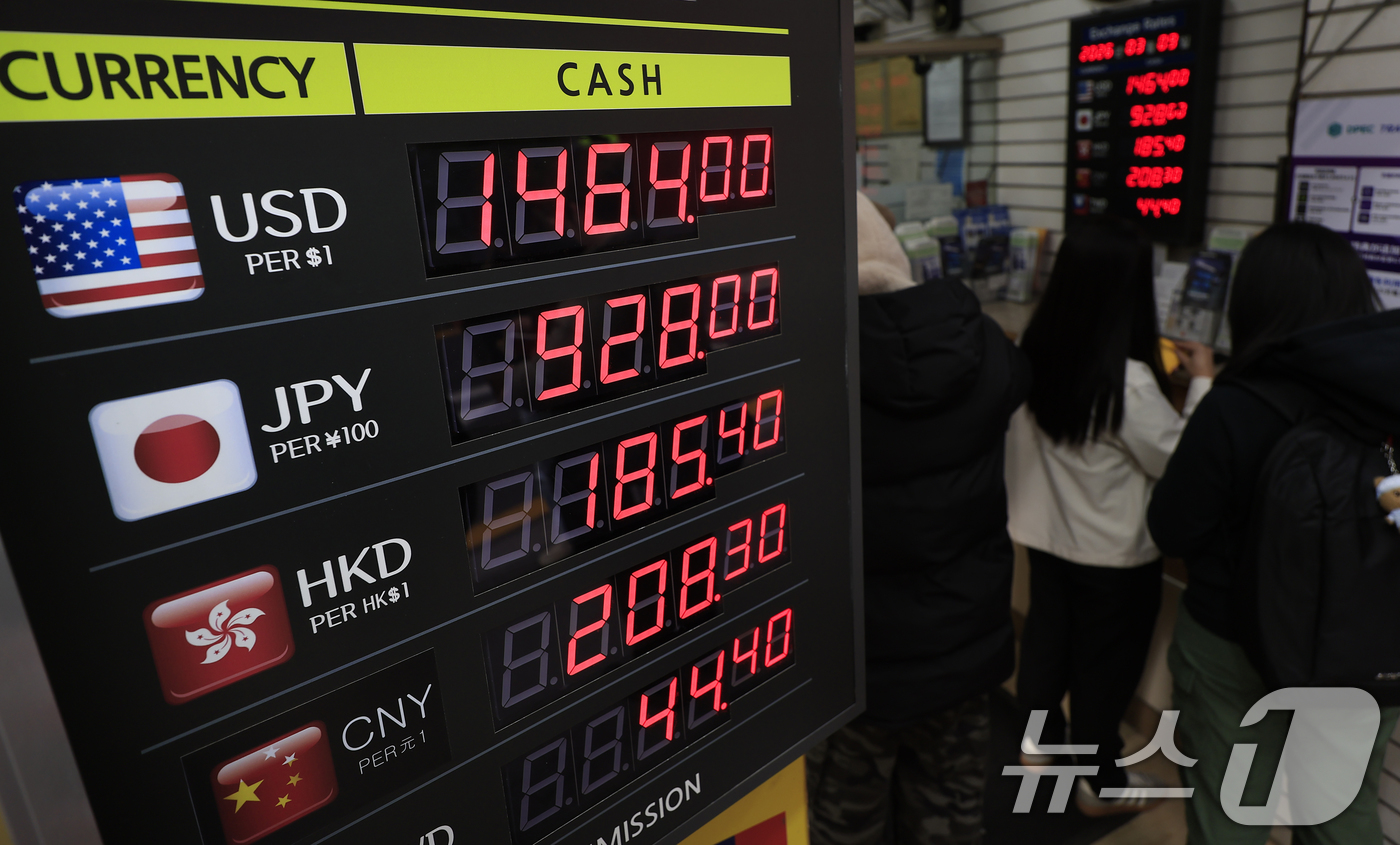 (서울=뉴스1) 박정호 기자 = 중동 상황에 국제유가가 배럴당 100달러를 넘어서는 등 글로벌 금융시장 불안이 커지면서 달러가 강세를 보인  9일 서울 중구 명동의 환전소에서 관광 …
