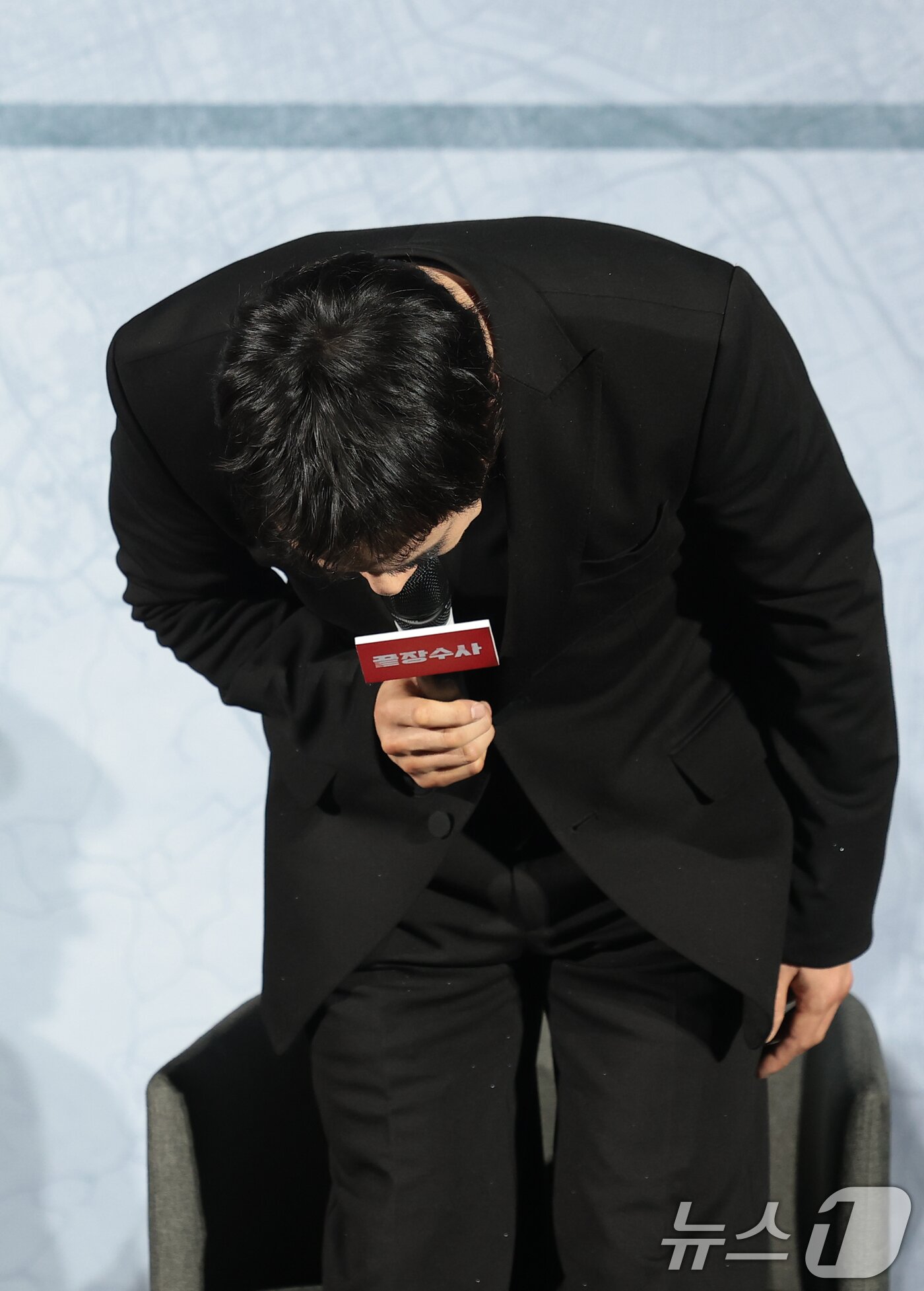 본문 이미지 - 배우 배성우가 9일 서울 용산구 CGV 용산아이파크몰에서 열린 영화 ‘끝장수사’(각본/감독: 박철환) 제작보고회에 참석해 음주운전 사건을 사과하고 있다. ‘끝장수사’는 촌구석으로 좌천된 형사 ‘재혁’에게 찾아온 인생 마지막 기회를 그린 범죄 수사극으로, 두 명의 용의자가 얽힌 살인사건의 진범을 잡기 위해 신입 형사 ‘중호’와 함께 서울로 향해 끝까지 추적 수사를 벌이며 벌어지는 이야기를 그렸다. 2026.3.9 ⓒ 뉴스1 권현진 기자