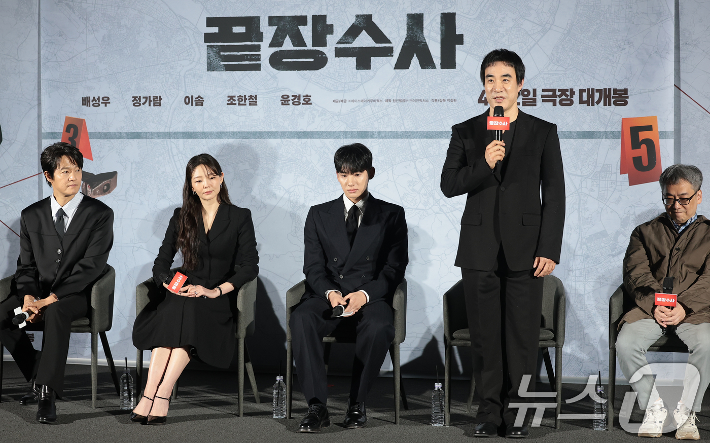 (서울=뉴스1) 권현진 기자 = 배우 배성우(왼쪽 네번째)가 9일 서울 용산구 CGV 용산아이파크몰에서 열린 영화 ‘끝장수사’(각본/감독: 박철환) 제작보고회에 참석해 음주운전 사 …