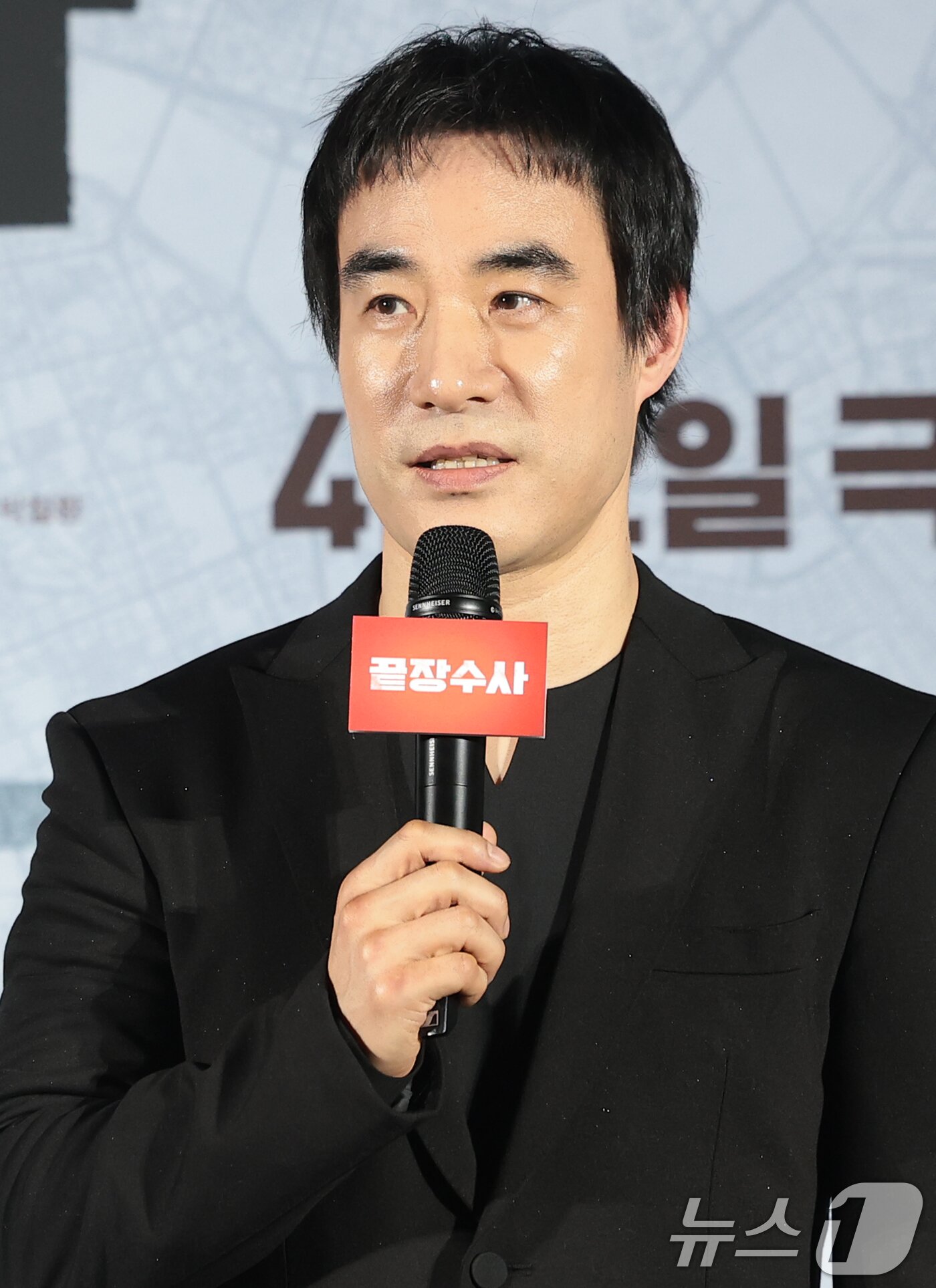 본문 이미지 - 배우 배성우가 9일 서울 용산구 CGV 용산아이파크몰에서 열린 영화 ‘끝장수사’(각본/감독: 박철환) 제작보고회에 참석해 음주운전 사건을 사과하고 있다. ‘끝장수사’는 촌구석으로 좌천된 형사 ‘재혁’에게 찾아온 인생 마지막 기회를 그린 범죄 수사극으로, 두 명의 용의자가 얽힌 살인사건의 진범을 잡기 위해 신입 형사 ‘중호’와 함께 서울로 향해 끝까지 추적 수사를 벌이며 벌어지는 이야기를 그렸다. 2026.3.9 ⓒ 뉴스1 권현진 기자