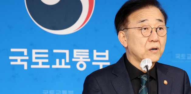 12.29 여객기참사 유가족에게 사과하는 김윤덕 국토부 장관