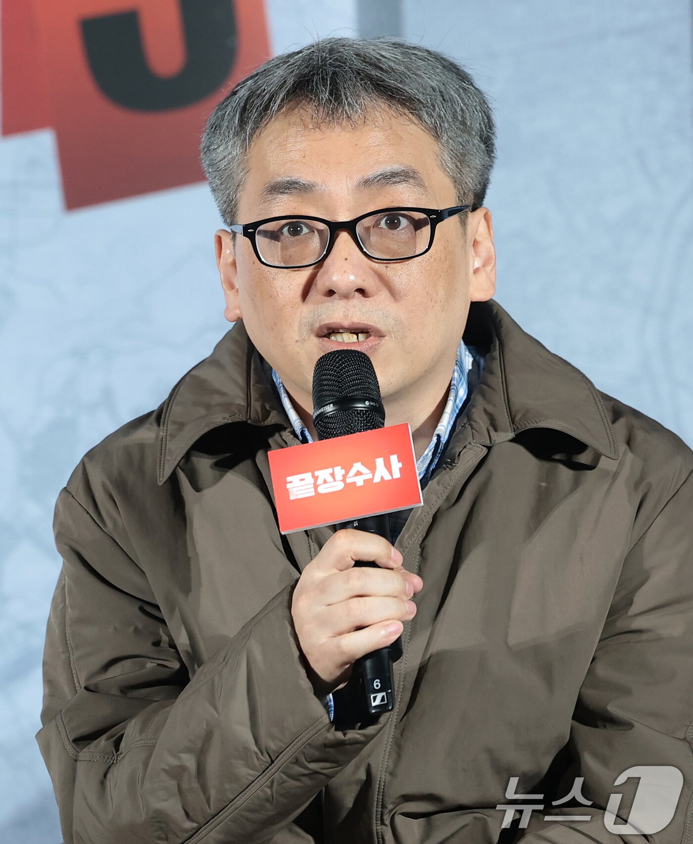 본문 이미지 - 박철환 감독이 9일 서울 용산구 CGV 용산아이파크몰에서 열린 영화 ‘끝장수사’ 제작보고회에 참석해 인사말을 하고 있다. ‘끝장수사’는 촌구석으로 좌천된 형사 ‘재혁’에게 찾아온 인생 마지막 기회를 그린 범죄 수사극으로, 두 명의 용의자가 얽힌 살인사건의 진범을 잡기 위해 신입 형사 ‘중호’와 함께 서울로 향해 끝까지 추적 수사를 벌이며 벌어지는 이야기를 그렸다. 2026.3.9 ⓒ 뉴스1 권현진 기자