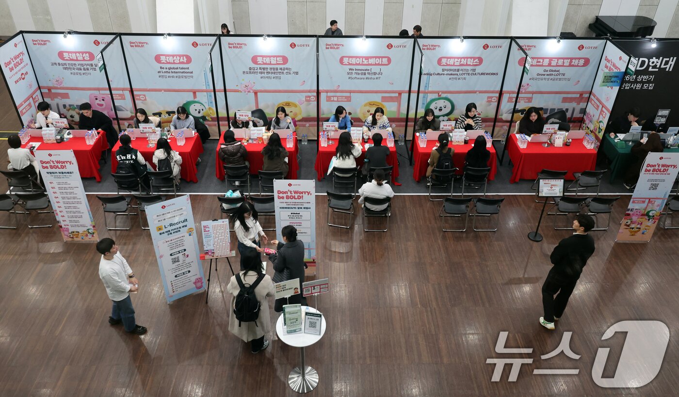 본문 이미지 - 9일 서울 서대문구 이화여자대학교에서 열린 '2026 상반기 이화 잡페어'에서 학생들이 취업 상담을 위해 대기하고 있다. 2026.3.9 ⓒ 뉴스1 황기선 기자