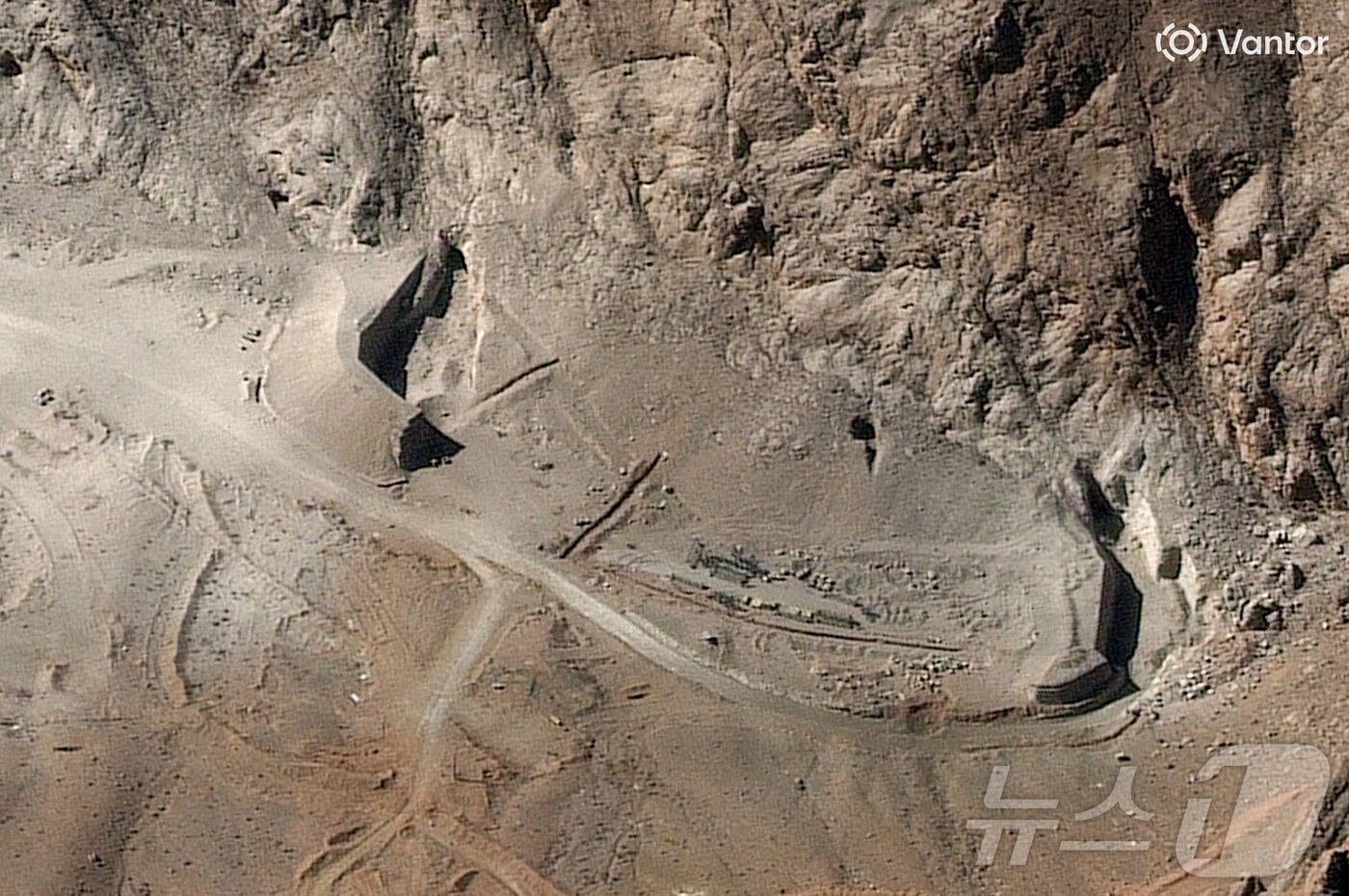 본문 이미지 - 미국과 이스라엘의 공습으로 8일(현지시간) 이란 이스파한에 위치한 미사일 기지 터널 입구가 파괴됐다. 2026.3.8 ⓒ 로이터=뉴스1