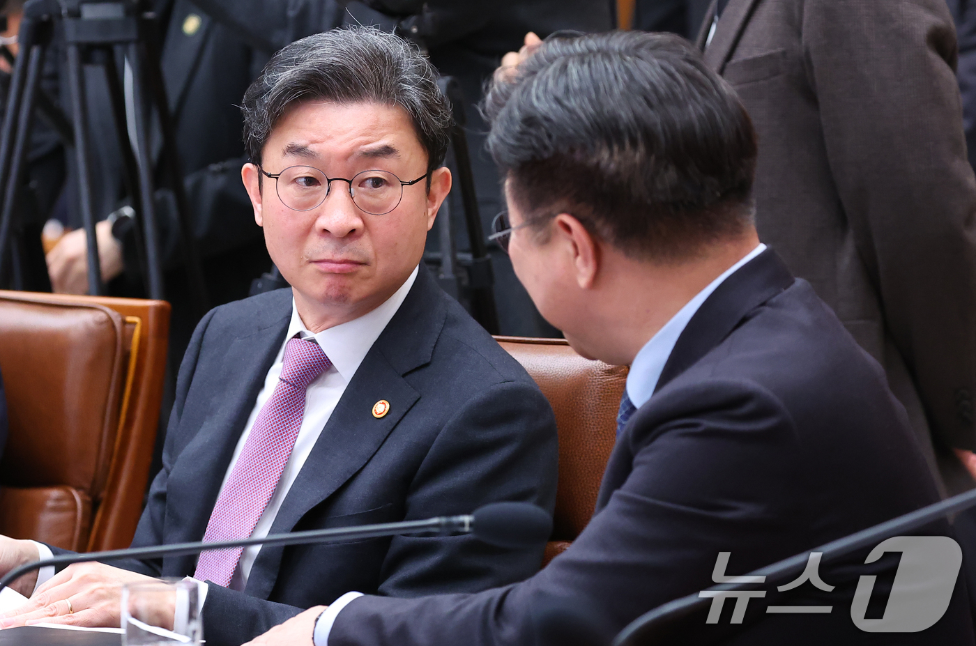 (서울=뉴스1) 이재명 기자 = 이억원 금융위원장이 9일 청와대에서 열린 중동상황 관련 비상경제점검회의에서 대화를 하고 있다. (청와대통신사진기자단) 2026.3.9/뉴스1