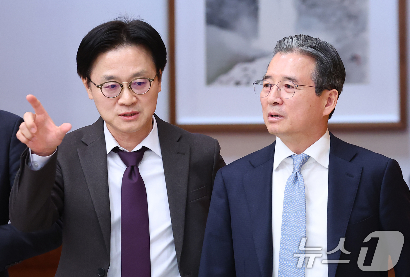 (서울=뉴스1) 이재명 기자 = 김용범 정책실장과 김정관 산업통상부 장관이 9일 청와대에서 열린 중동상황 관련 비상경제점검회의에서 대화를 하고 있다. (청와대통신사진기자단) 202 …