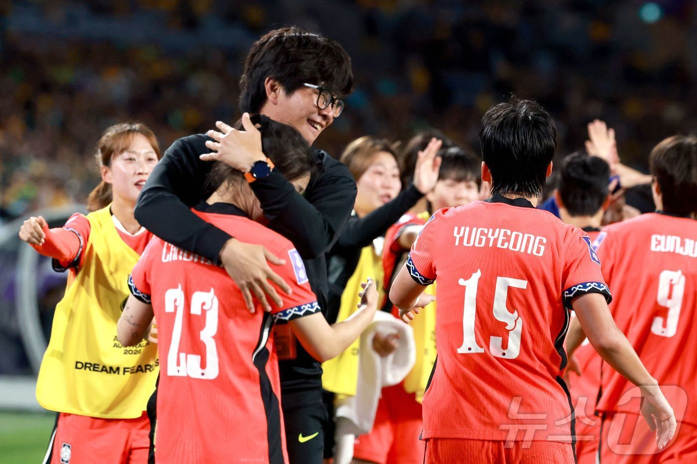 본문 이미지 - 신상우 감독(가운데) ⓒ AFP=뉴스1