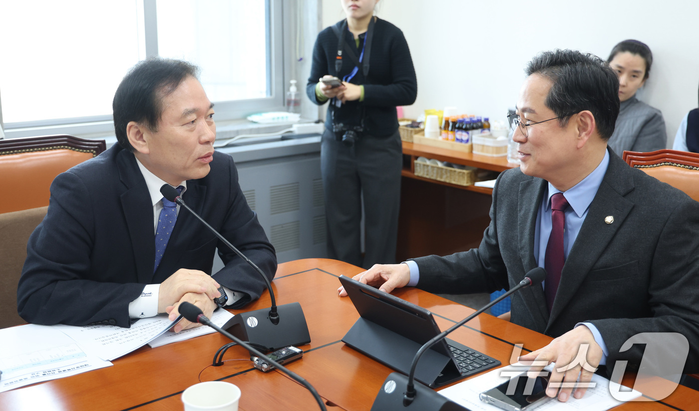 (서울=뉴스1) 신웅수 기자 = 정태호 소위원장과 박수영 국민의힘 의원이 9일 서울 여의도 국회에서 열린 대미투자특별법 처리를 위한 특별위원회 법안심사소위원회에서 대화하고 있다. …