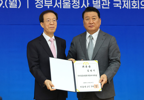 이석연 국민통합위원장, 김정기 국민통합위원 위촉장 수여