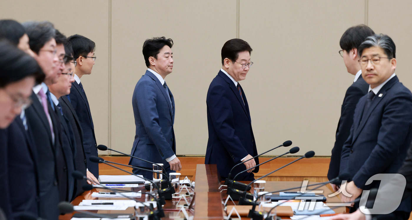 (서울=뉴스1) 이재명 기자 = 이재명 대통령이 9일 청와대에서 열린 중동상황 관련 비상경제점검회의에 입장하고 있다. (청와대통신사진기자단) 2026.3.9/뉴스1