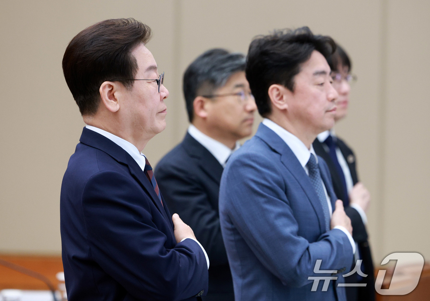 (서울=뉴스1) 이재명 기자 = 이재명 대통령이 9일 청와대에서 열린 중동상황 관련 비상경제점검회의에서 국민의례를 하고 있다. (청와대통신사진기자단)   2026.3.9/뉴스1