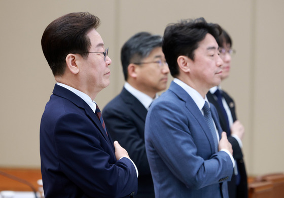 국민의례 하는 이재명 대통령