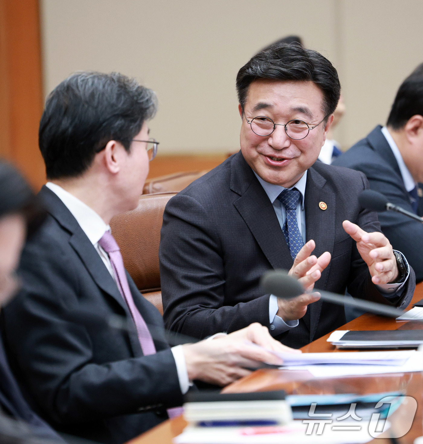 (서울=뉴스1) 이재명 기자 = 윤호중 행정안전부 장관과 이억원 금융위원장이 9일 청와대에서 열린 중동상황 관련 비상경제점검회의에서 대화를 하고 있다. (청와대통신사진기자단) 20 …