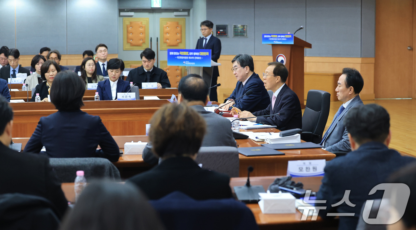 (서울=뉴스1) 임세영 기자 = 이석연 국민통합위원장이 9일 서울 종로구 정부서울청사 별관 국제회의장에서 열린 국민통합위원회 제20차 전체회의에서 모두발언을 하고 있다. 2026. …