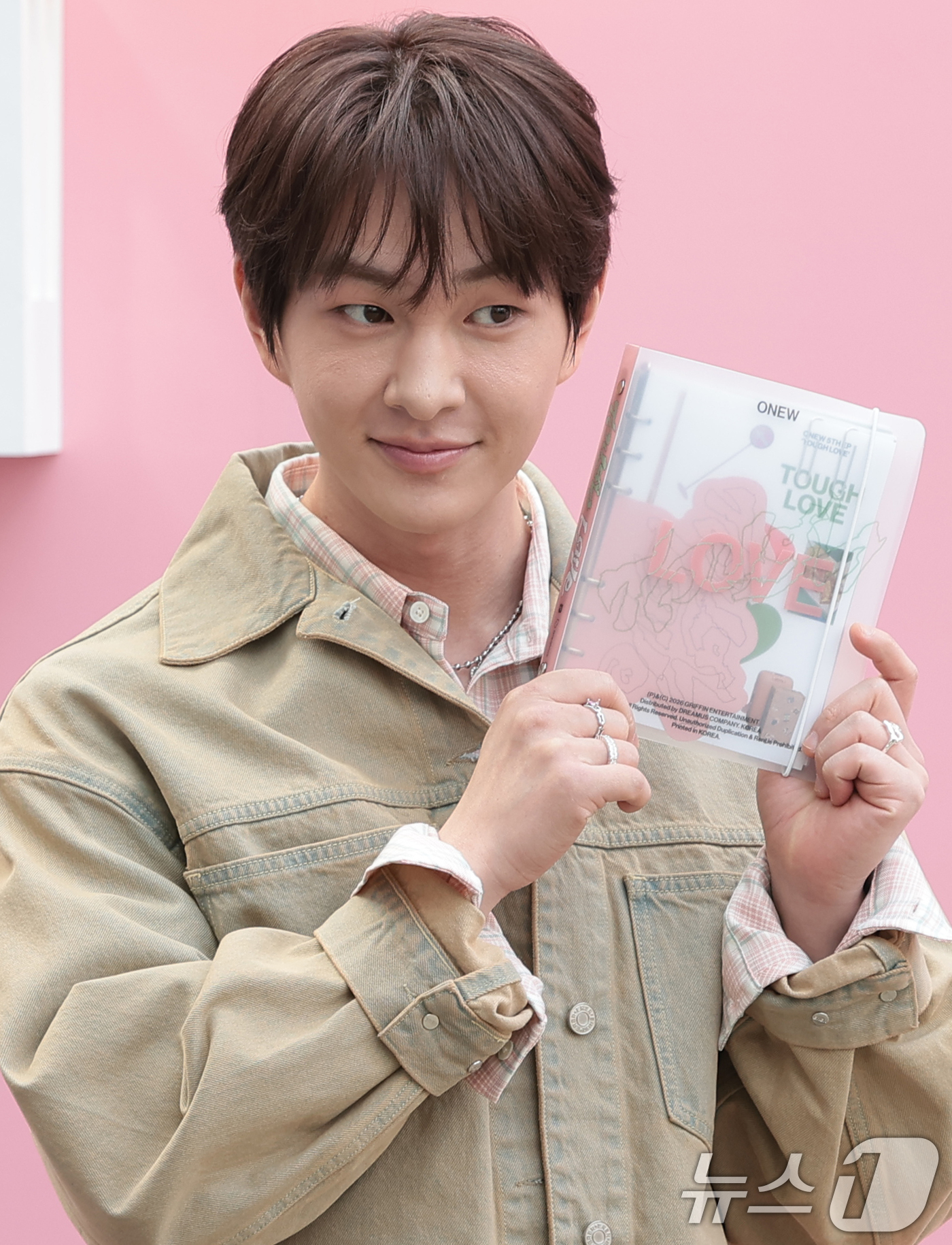 (서울=뉴스1) 권현진 기자 = 가수 온유(ONEW)가 9일 오전 서울 성동구 영화104에서 열린 미니 5집 'TOUGH LOVE' 발매를 기념 팝업 스토어 오픈 행사에 참석해 포 …