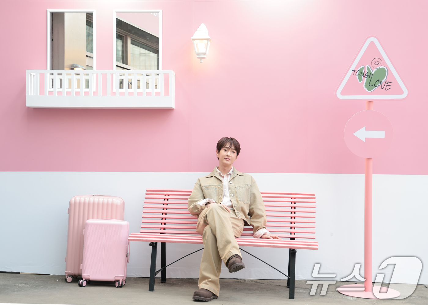 (서울=뉴스1) 권현진 기자 = 가수 온유(ONEW)가 9일 오전 서울 성동구 영화104에서 열린 미니 5집 'TOUGH LOVE' 발매를 기념 팝업 스토어 오픈 행사에 참석해 포 …