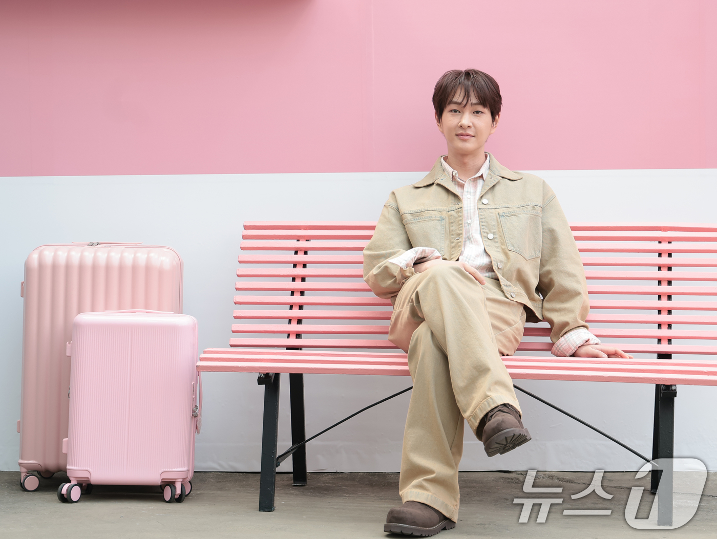 (서울=뉴스1) 권현진 기자 = 가수 온유(ONEW)가 9일 오전 서울 성동구 영화104에서 열린 미니 5집 'TOUGH LOVE' 발매를 기념 팝업 스토어 오픈 행사에 참석해 포 …