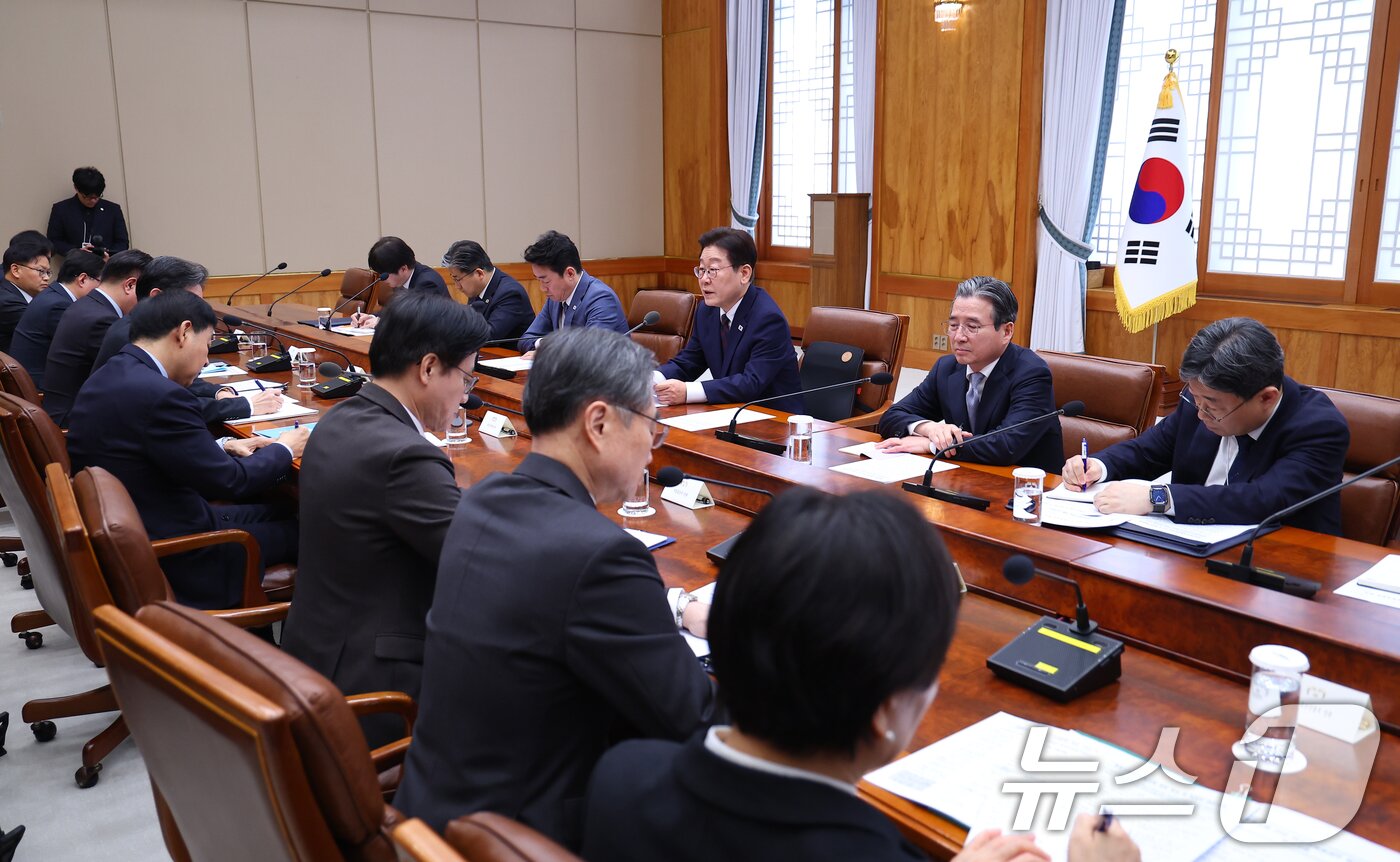 본문 이미지 - 이재명 대통령이 9일 청와대에서 열린 중동상황 관련 비상경제점검회의에서 발언하고 있다. (청와대통신사진기자단) 2026.3.9 ⓒ 뉴스1 이재명 기자