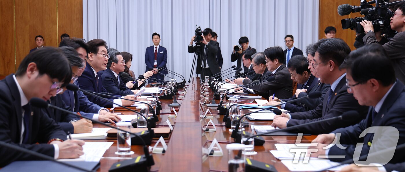 본문 이미지 - 이재명 대통령이 9일 청와대에서 열린 중동상황 관련 비상경제점검회의에서 발언하고 있다. (청와대통신사진기자단) 2026.3.9 ⓒ 뉴스1 이재명 기자